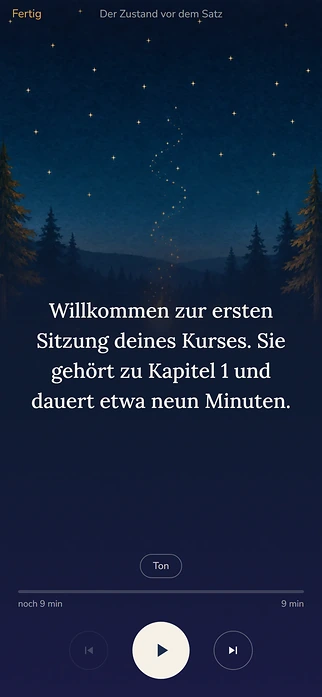 Beispielkonto Lena, Player einer Kurssitzung: Sternenhimmel über Tannen, darauf der gesprochene Satz als Text: Willkommen zur ersten Sitzung deines Kurses, sie gehört zu Kapitel 1